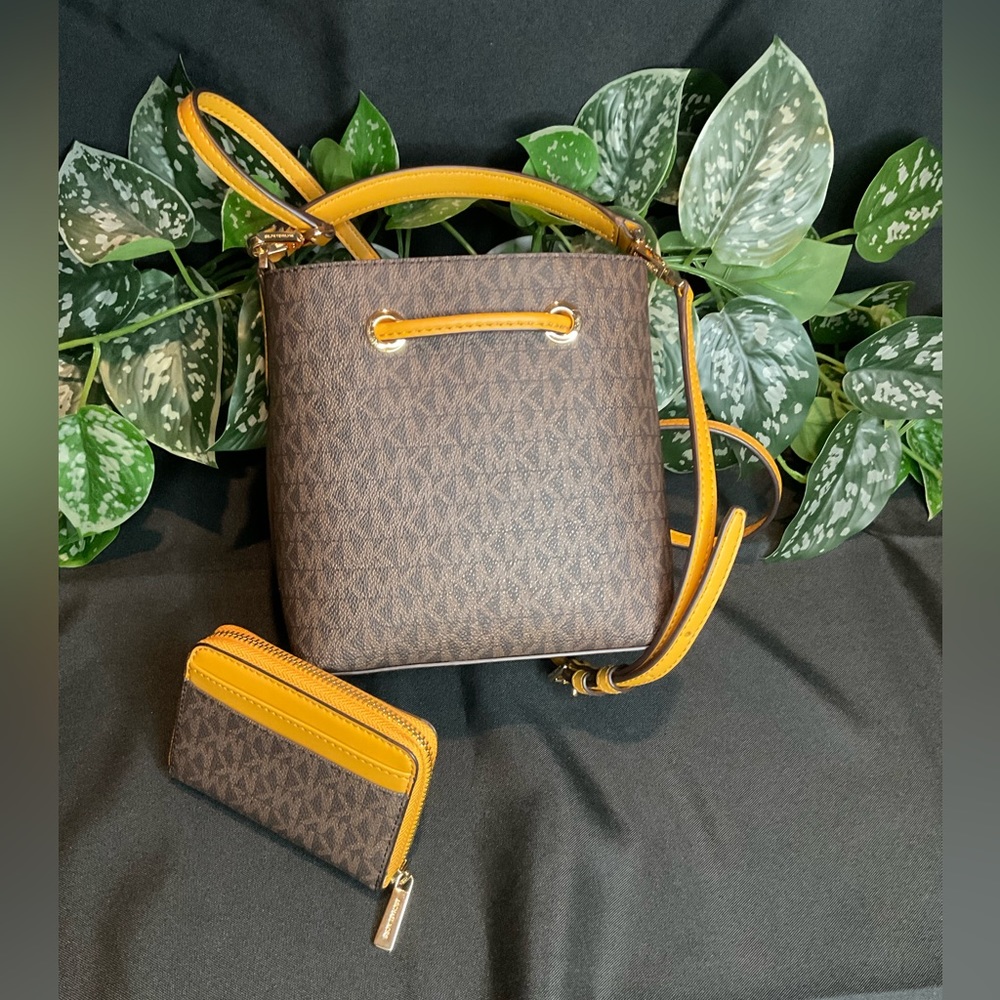 SOLD!!!!! MK MINI BAG WITH WALLET 😍 - Picture 4 of 10
